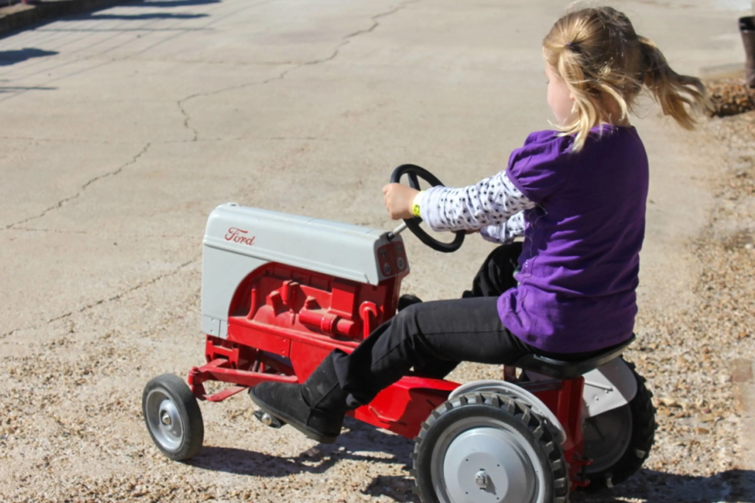 Pedal tractor