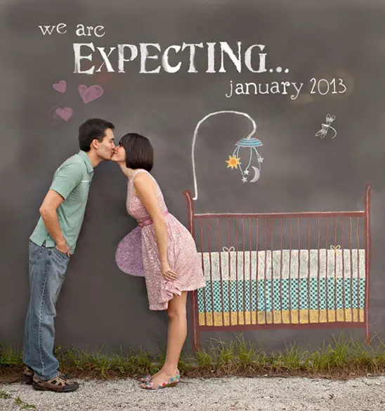 couple kissing announcing baby