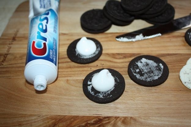 filling oreos with toothpaste