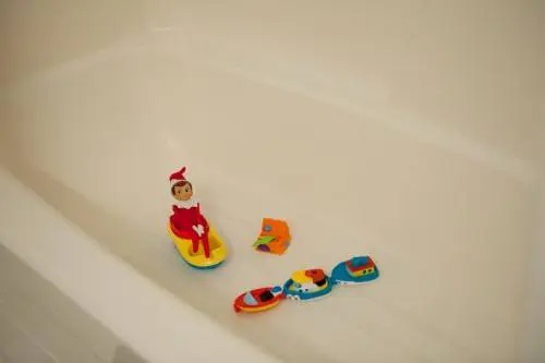 elf on the shelf in the bathtuc