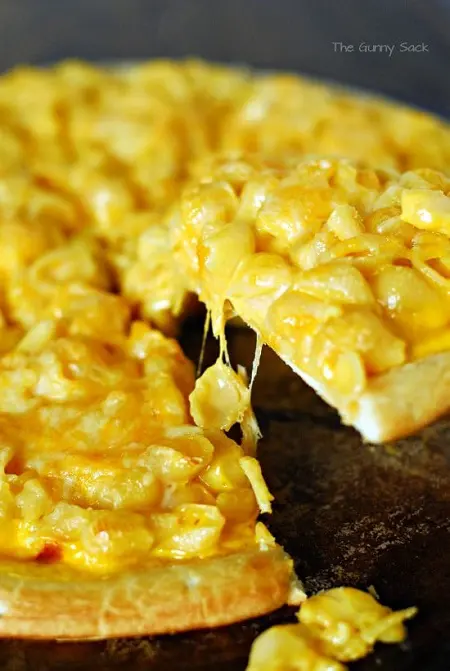 macaroni and cheese pizza