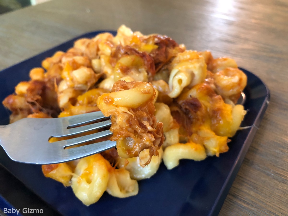close up of homemade mac and cheese with pulled pork