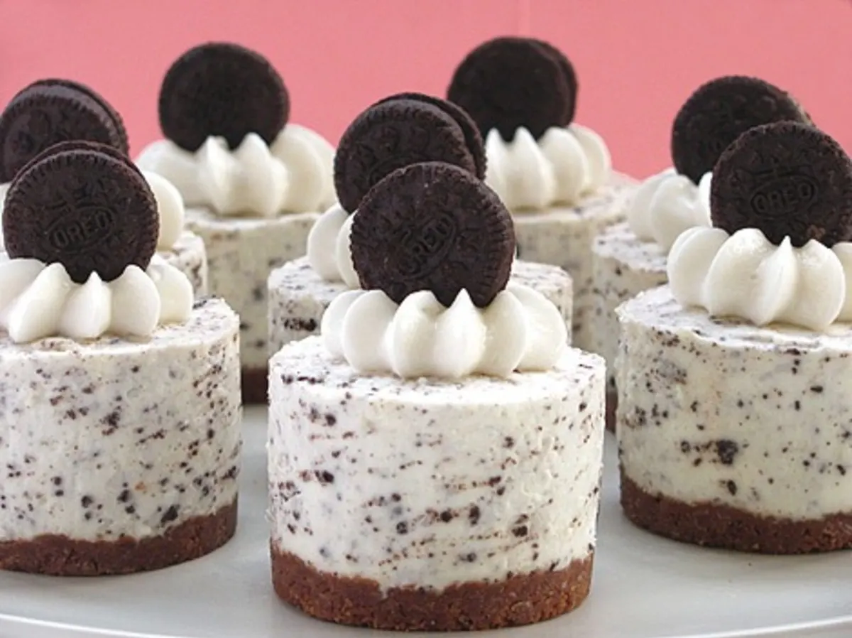 8 No Bake Oreo Cheesecakes on a plate 