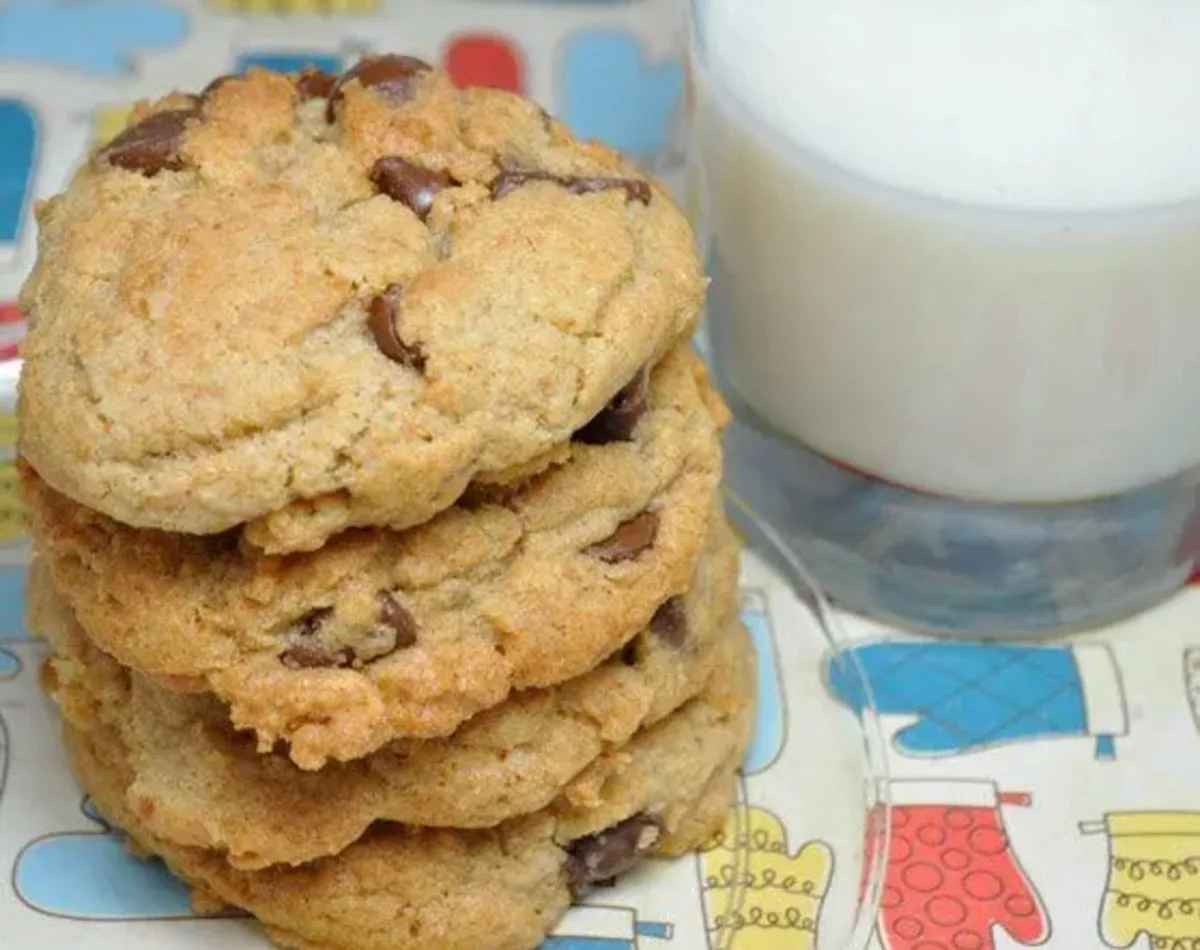 WholeWheatCookies Whole Wheat Banana Chocolate Chip Cookies with milk