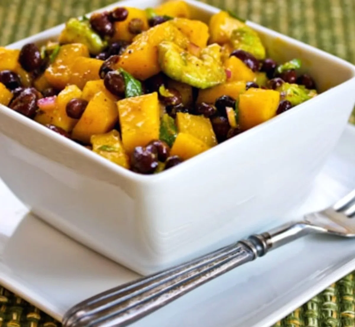 Mango salad with beans, avocado and mint