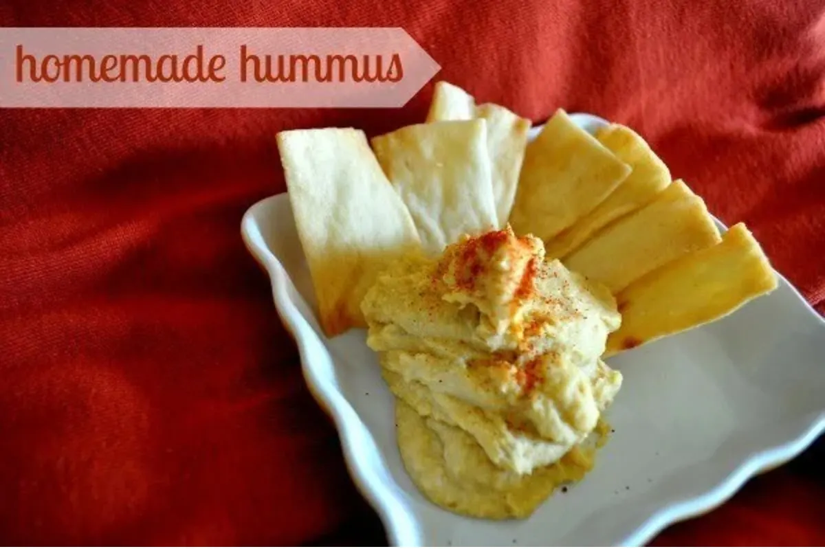 Homemade Hummus with crackers