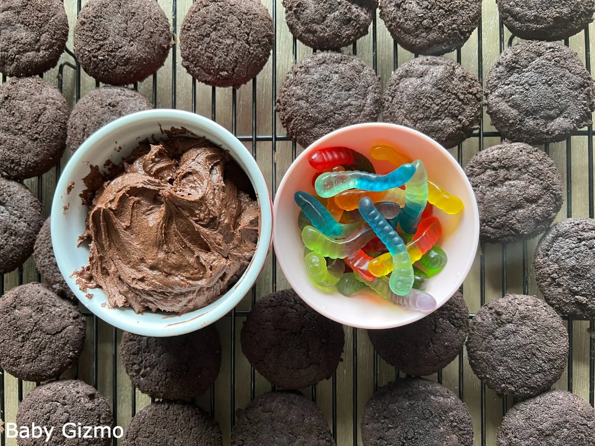 Dirt Cake Cookies with gummy worms