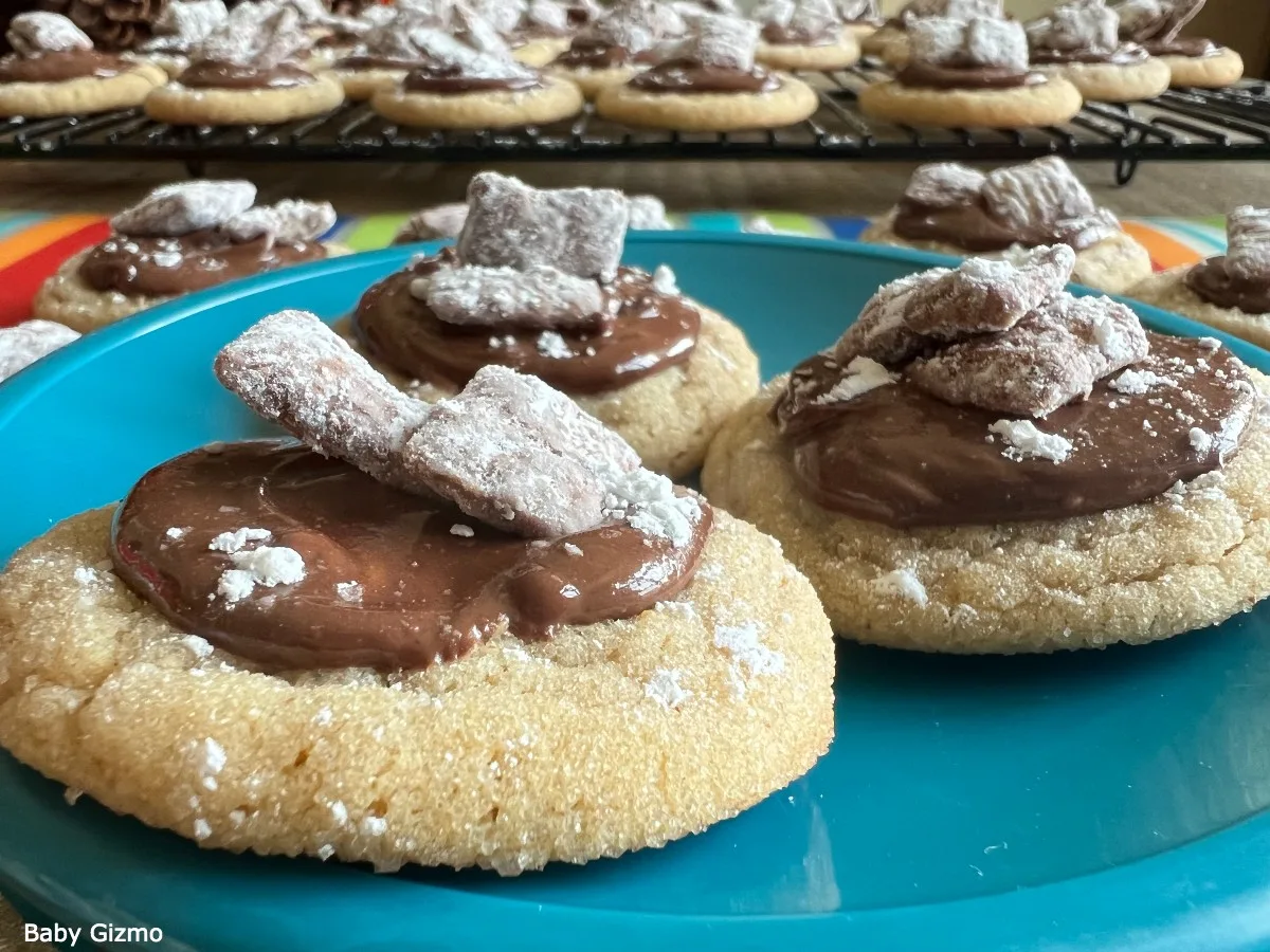 crumbl muddy buddies cookies