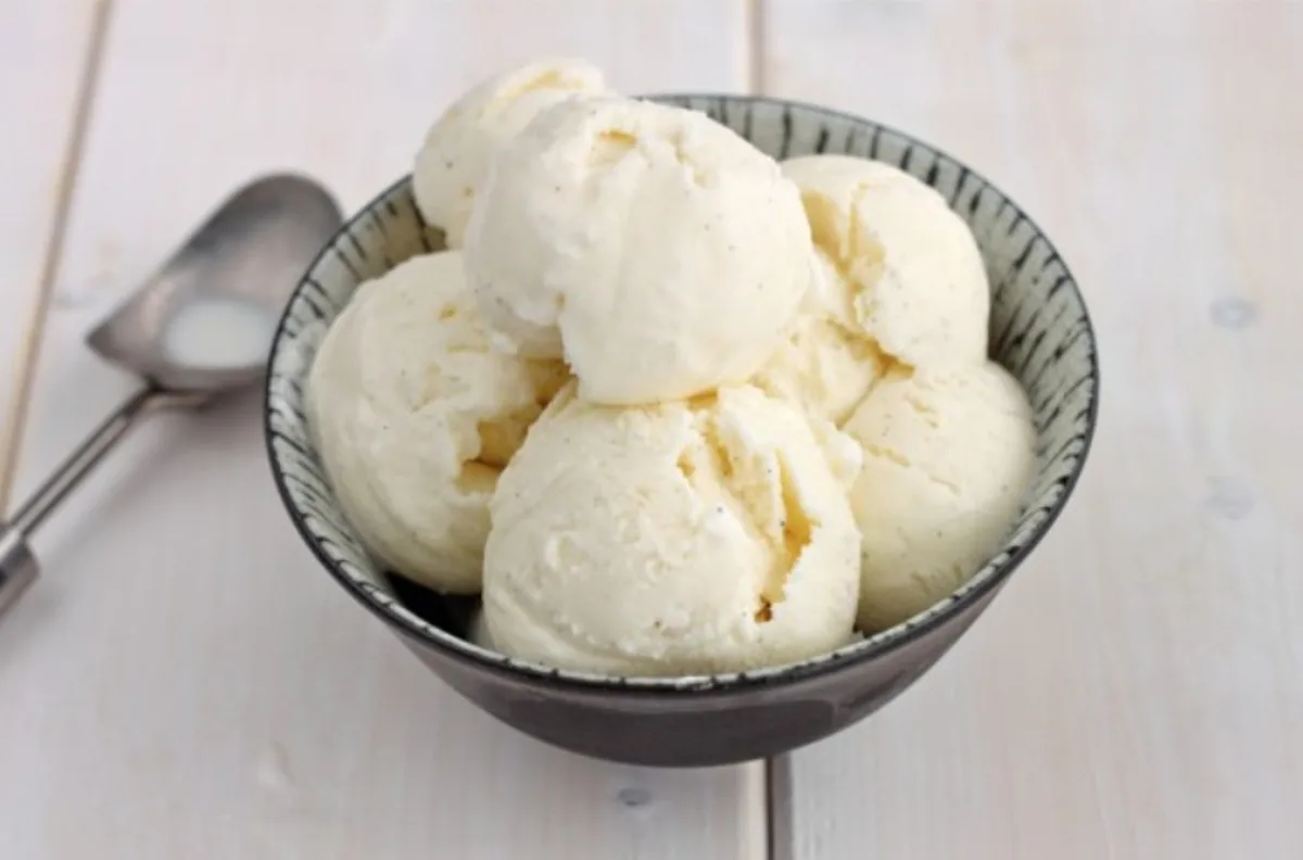 HOMEMADE VANILLA BEAN ICE CREAM