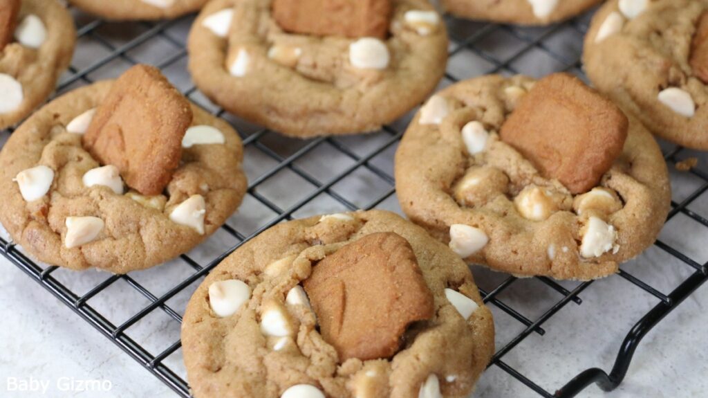 Crumbl Biscoff White Chocolate Chip Cookies Recipe Baby Gizmo
