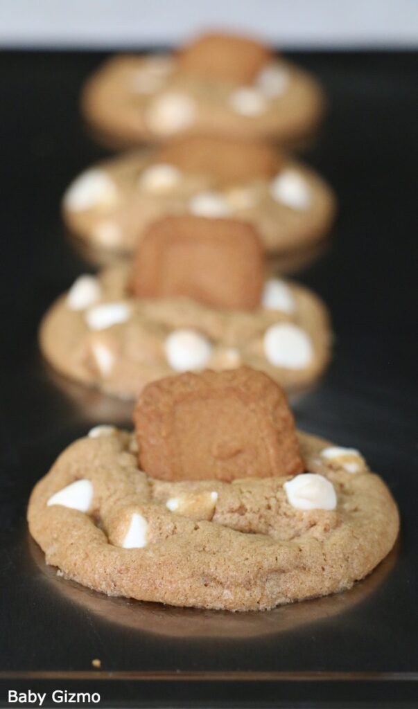 Crumbl Biscoff White Chocolate Chip Cookies Recipe Baby Gizmo