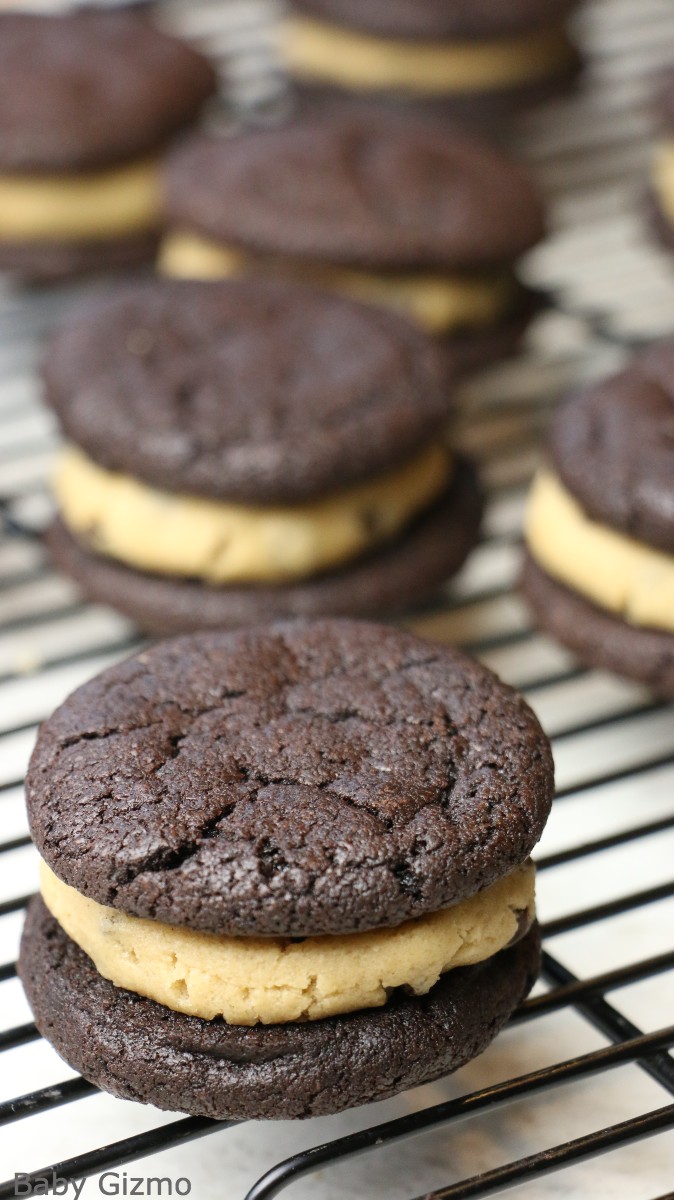 Oreo cookie sandwiches with cookie dough