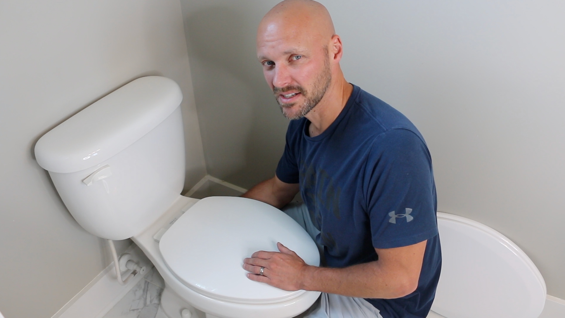How to Clean a Toilet in 2 Minutes with this BRILLIANT CLEANING HACK