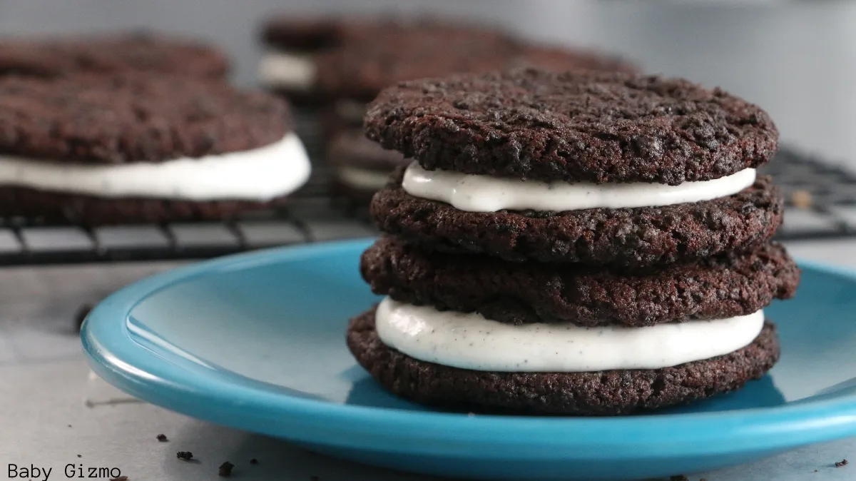 Oreo Mallow Sandwich on Blue Plate